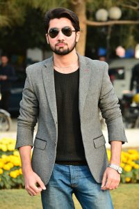 Homme blazer gris lunettes et montre