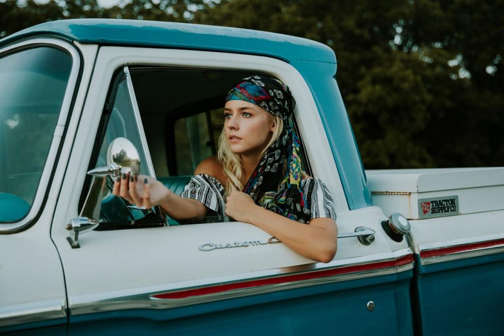 femme avec un foulard dans les cheveux