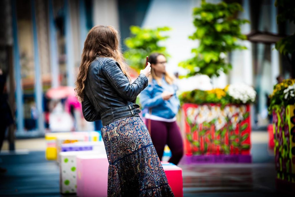 fille au look bohème avec une veste en cuir et une robe à fleurs