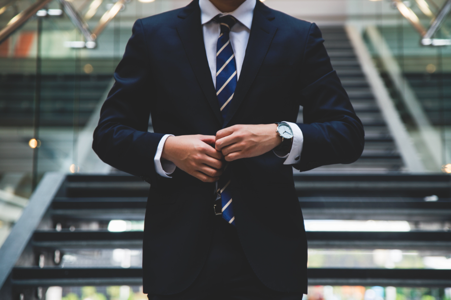 Homme costume bleu avec montre noire