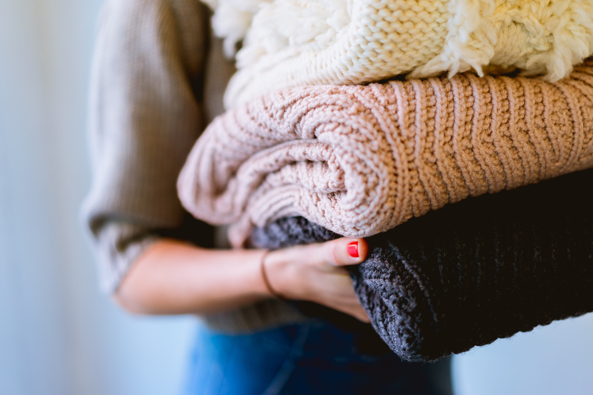 femme portant des pulls pliés en maille